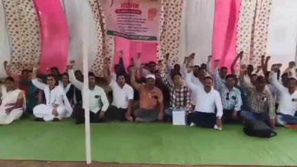 धुळे: पिंप्री शिवारात तालुका कृषी अधिकारी कार्यालयासमोर विविध मागण्यांसाठी कृषी सहाय्यकांचे धरणे आंदोलन