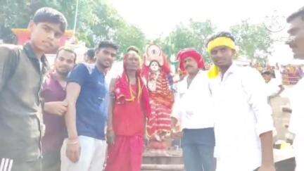 बाढ़: बाढ़ के गुलाब बाग से अष्टभुजी मां दुर्गा की मूर्ति की प्राण प्रतिष्ठा के लिए निकाली गई कलश शोभा यात्रा