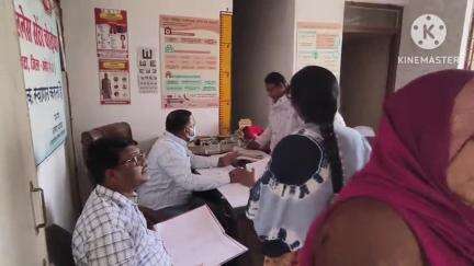 हटा: BMO हटा और परियोजना अधिकारी ने चौरईया में टीकाकरण सत्र का निरीक्षण किया