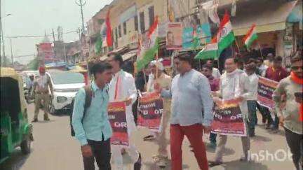 उन्नाव: ऑपरेशन सिंदूर के तहत भारतीय सेना ने पाकिस्तान पर किया हमला, बड़े चौराहे पर हिंदू नेता विमल द्विवेदी ने मनाया जश्न