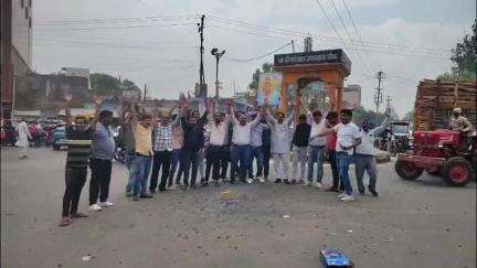 एटा: भारतीय सेनाओं ने आतंकियों को बताई सिंदूर की कीमत, पंडित दीनदयाल चौक पर पटाखे चलाकर लोगों ने खुशी का इजहार किया