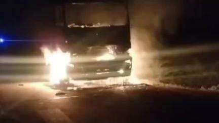 नैनवां: एनएच 148 डी जजावर के पास टोंक से बूंदी चावल लेने जा रहे ट्रक में लगी आग, चालक व परिचालक ने कूदकर बचाई जान