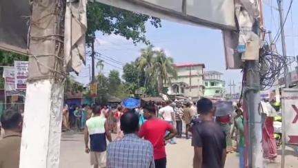 তেজপুৰ: বৃদ্ধাক ধৰ্ষণ কৰি ঘৰত লুটপাত কৰা নৰাধমক ফাঁচীৰ দাবীত বালিপুখুৰী তিনিআলিত ১৫ নং ৰাষ্ট্ৰীয় ঘাইপথ অৱৰোধ ৰাইজৰ