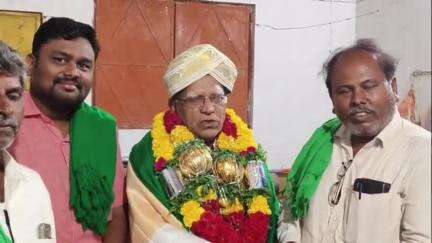 ಕಂಪ್ಲಿ: ನಗರದ ಸಮಾಜ ಸೇವಕ ಕೆ.ಎಂ.ಹೇಮಯ್ಯಸ್ವಾಮಿಗೆ ಶ್ರೀ ಗುರು ಬಸವ ರತ್ನ ಪ್ರಶಸ್ತಿ, ರೈತ ಸಂಘದಿಂದ ಸನ್ಮಾನ