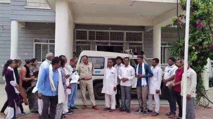 मोहन बड़ोदिया: सोशल मीडिया पर धार्मिक भावनाएं भड़काने के आरोप में हिमांशु जोशी के खिलाफ मोहन बड़ोदिया थाने में दिया गया ज्ञापन