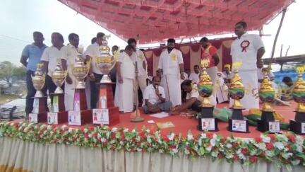 திசையன்விளை: முதல்வர் ஸ்டாலின் பிறந்தநாள் விழாவை ஒட்டி நாளந்துலாவில் மாட்டு வண்டி மற்றும் குதிரை வண்டி பந்தயம் நடைபெற்றது