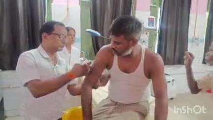 बांका: श्याम बाजार के पास बाइक सवार को बचाने के प्रयास में पेड़ से टकराया ट्रक, चालक घायल