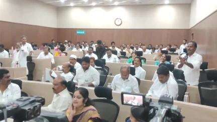 గుంటూరు: నగరపాలక సంస్థ కౌన్సిల్ సమావేశంలో కూటమి కార్పొరేటర్లు, వైసిపి కార్పొరేటర్ల మధ్య తీవ్ర వాగ్వాదం