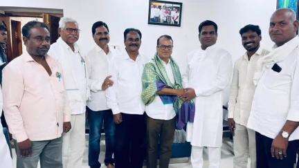 సిర్పూర్ టి: త్వరలోనే గ్రంథాలయ సమస్యలు పరిష్కారం, గ్రంథాలయ చైర్మన్ రియాజ్ ను కాగజ్ నగర్ లో కలిసిన ఎమ్మెల్సీ దండే విటల్