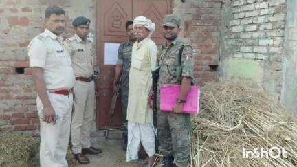 करपी: करपी पुलिस ने भतुविगहा हत्याकांड के चार फरार अभियुक्तों के घरों पर इश्तहार चिपकाए