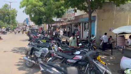 ಇಳಕಲ್‌: ನಗರದ ಉಪನೊಂದಣಿ ಕಚೇರಿ ಮುಂದೆ ಬೈಕ್ ಹಾವಳಿ : ಸಂಚಾರಕ್ಕೆ ತೊಂದರೆ #localissue