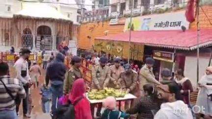 भटवाड़ी: पुलिस ने गंगोत्री धाम में तीर्थयात्रियों को फल वितरित कर सुगम और सुरक्षित चारधाम यात्रा का संदेश दिया