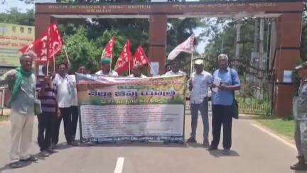 శ్రీకాకుళం: జిల్లాలో పెండింగ్ ఇరిగేషన్ ప్రాజెక్టులు పూర్తి చేయాలి: ఆంధ్రప్రదేశ్ రైతు సంఘం జిల్లా కార్యదర్శి మోహన్ రావు