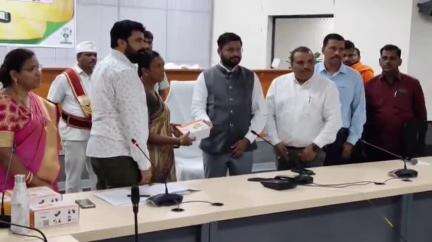 జనగాం: ఎరువుల డీలర్లకు ఈపాస్ యంత్రాలను పంపిణీ చేసిన జిల్లా కలెక్టర్ రిజ్వాన్ భాషా షేక్