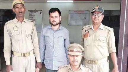 मुगलसराय: लोहरा से पुलिस ने एन आई एक्ट से संबंधित एक वारंटी अभियुक्त को गिरफ्तार कर जेल भेजा