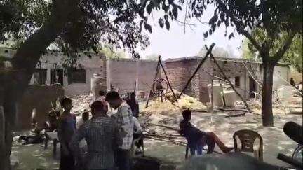 बिसवां: गुरेरा में अज्ञात कारणों से लगी आग से चार घरों का गृहस्थी का सामान जलकर हुआ राख