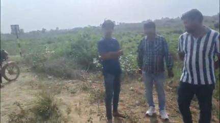 एटा: कोतवाली देहात क्षेत्र, सहावर रोड पर गांव लालपुर के समीप रफ्तार कार अनियंत्रित होकर खाई में पलटी, बड़ा हादसा टला