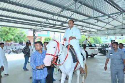 గద్వాల్: పట్టణంలో విద్యార్థుల హార్స్ రైడింగ్ సమ్మర్ క్యాంప్ ను ప్రారంభించిన:ఎమ్మెల్యే బండ్ల కృష్ణ మోహన్ రెడ్డి