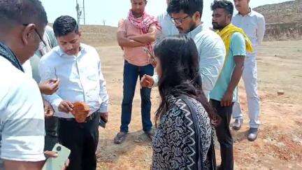 अमरपुर: अठमाहा में पोखर की खुदाई के दौरान पाषाण काल की दीवार मिली, अधिकारियों ने जांच कर कार्य रोका