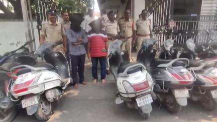 గుంటూరు: ఇద్దరు బైక్ దొంగలను అరెస్టు చేసిన లాలాపేట పోలీసులు
