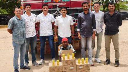 રાણાવાવ પોલીસે 336 પાઉચ વિદેશી દારૂ ઝડપી પાડ્યો, ટ્રક સહિત રૂ. 4,24,840નો મુદ્દામાલ ઝડપાયો