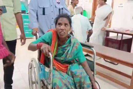 పుంగనూరు: లారీ పైనుంచి ఐరన్ రాడ్ పడి మహిళకు గాయాలు, ఆసుపత్రికి తరలించిన కుటుంబ సభ్యులు