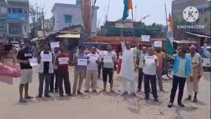 बेलहर: पाकिस्तान पर भारतीय सेना की सफल एयर स्ट्राइक के बाद साहबगंज चौक पर भाजपा के नेतृत्व में लहराया गया तिरंगा