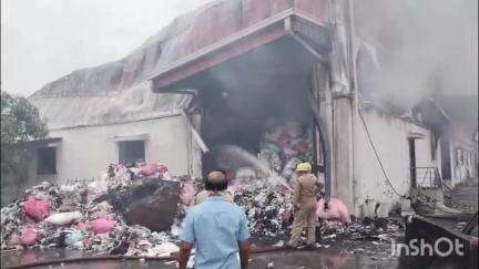 पीथमपुर: औद्योगिक क्षेत्र में डायपर फैक्ट्री में लगी भीषण आग, 7 घंटे में आग पर पाया गया काबू