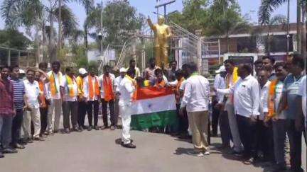 సిరిసిల్ల: ఆపరేషన్ సింధూర్ విజయవంతం పట్ల పట్టణ బీజేపీ శ్రేణులు హర్షం వ్యక్తం చేస్తూ అంబేడ్కర్ చౌక్‌లో టపాసులు పేల్చిన నాయకులు