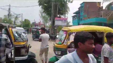 গাজোল: টোটোতে যাত্রী তোলাকে কেন্দ্র করে রানিগঞ্জ আগমপুর সড়কে পথঅবরোধ করে বিক্ষোভ দেখালেন অটোচালকরা