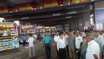 சேலம்: பழைய பேருந்து நிலையத்தில் சேலம் மாவட்டத்தின் பல்வேறு வழித்தடங்களில் புதிய பேருந்துகளை கலெக்டர் துவக்கி வைத்தார்