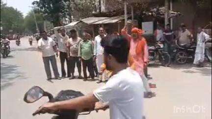 सलेमपुर: पाकिस्तान पर एयर स्ट्राइक के बाद लार के शहीद हरेराम सिंह चौराहे पर लोगों ने फोड़े पटाखे और लगाए जयकारे