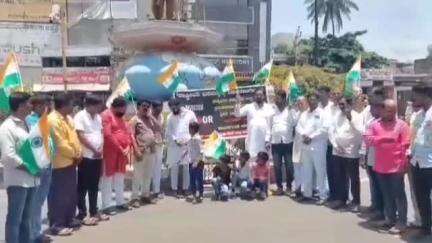 ಬಸವನ ಬಾಗೇವಾಡಿ: ಪಾಕ್ ವಿರುದ್ದ ಏರ್ ಸ್ಟ್ರೈಕ್ ವಿಚಾರ ಪಟ್ಟಣದಲ್ಲಿ ಸಂಭ್ರಮಾಚರಣೆ ನಡೆಸಿದ ಬಸವ ಸೈನ್ಯದ ಪದಾಧಿಕಾರಿಗಳು