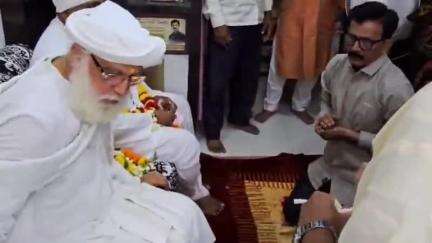 अमळनेर: संत सखाराम महाराज यांनी त्यांचे शिष्य हभप मोहन बेलापूरकर महाराज यांचे वेशीवर जाऊन केले स्वागत