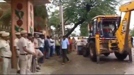 नारनौल: निजामपुर के अमरपुर जोरासी गांव में पंचायती जमीन पर अतिक्रमण करने वालों पर चला बुलडोजर