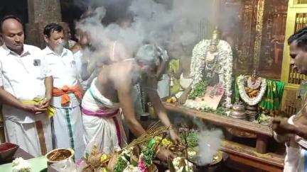 பரமக்குடி: ஸ்ரீ சுந்தரராஜ பெருமாள் கோயிலில் சித்திரைத் திருவிழா பெருமாளுக்கு காப்பு கட்டுதலுடன் தொடங்கியது.