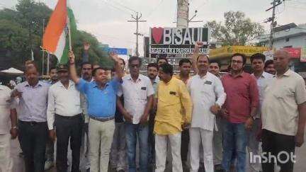 बिसौली: भारत द्वारा पाकिस्तान में आतंकियों को ढेर करने के बाद बिसौली नगर में व्यापारियों ने सेना को सेल्यूट कर मिठाइयाँ बांटी