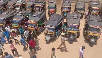 ಮೊಳಕಾಲ್ಮುರು: ಕಾನೂನು ಮೀರಿ ಕುರಿಗಳಂತೆ ಜನರನ್ನು ಆಟೋದಲ್ಲಿ ತುಂಬಿಕೊಂಡು ಹೋದಲ್ಲಿ ಕಠಿಣ ಕ್ರಮ:ರಾಂಪುರದಲ್ಲಿ ಪಿಎಸ್ ಐ ಮಹೇಶ್ ಹೊಸಪೇಟೆ