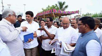 ప్రత్తిపాడు: నగర శివారు ప్రాంతంలో రోడ్డు విస్తరణ పనులను పరిశీలించిన కేంద్ర సహాయ మంత్రి పెమ్మసాని చంద్రశేఖర్