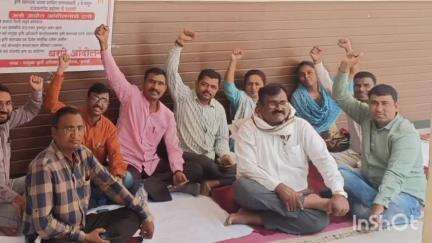 फुलंब्री: प्रलंबित मागण्या मान्य करण्यासाठी कृषी कार्यालयासमोर कृषी सहाय्यकांचे धरणे आंदोलन
