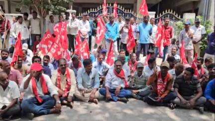 సిరిసిల్ల: వార్పెన్ కార్మికుల పట్ల పాలిస్టర్ యాజమాన్యాల వైఖరిని నిరసిస్తూ యాజమాన్య సంఘం వద్ద సీఐటీయూ ఆధ్వర్యంలో ధర్నా