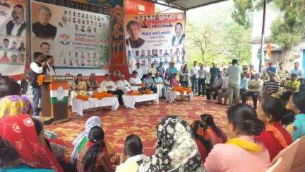 कपकोट: न्याय यात्रा के तहत पूर्व मुख्यमंत्री हरीश रावत पहुंचे कपकोट, रामलीला मंच पर कार्यकर्ताओं ने किया भव्य स्वागत
