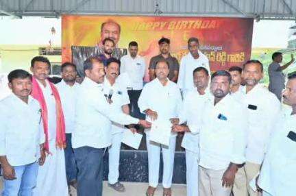 గద్వాల్: కేటు దొడ్డి మండలంలోని పలు గ్రామాల లబ్ధిదారులకు సీఎం సహాయనిధి చెక్కులను పంపిణీ చేసిన ఎమ్మెల్యే బండ్ల కృష్ణ మోహన్ రెడ్డి