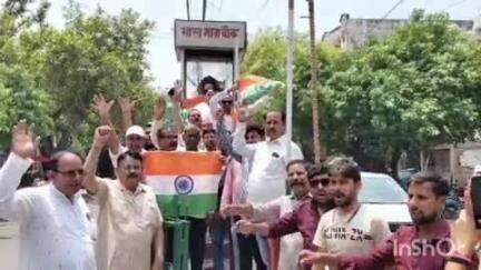 जसराना: पाकिस्तान में हुए हमले के बाद टूंडला के भारत माता चौक पर हिंदूवादी संगठनों के पदाधिकारियों ने मनाया जश्न
