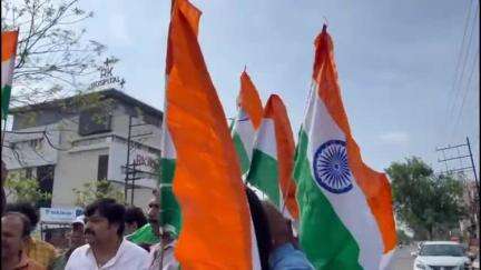 कनाड़िया: इंदौर: कनाड़िया नौलखा चौराहे पर भारत के जवाब से खुशी की लहर, लोगों ने मुंह मीठा कराया