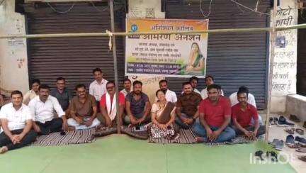 नवागढ़ नगर पंचायत के अध्यक्ष,उपाध्यक्ष CMO के खिलाफ़ छाया अध्यक्ष एवं उनके समर्थकों के द्वारा अनिश्चित कालीन आमरण अनशन।
