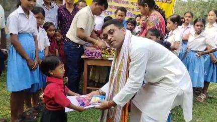 খোয়াই: রাজ্যের বিশিষ্ট সমাজ সেবীর জন্মদিনে খোয়াই পূর্ব গণকি এলাকায় কচিকাঁচা শিশুদের মধ্যে পড়ার সামগ্রী এবং খাবার প্রদান