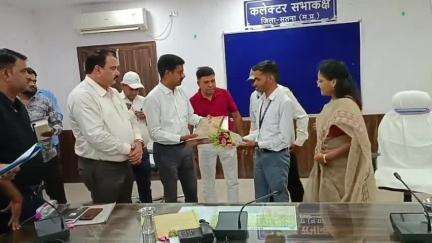 बिरसिंहपुर: सतना DM ने MP बोर्ड कक्षा 10 के टॉप 10 में चौथा स्थान पाने वाले बिरसिंहपुर के छात्र को सम्मानित किया