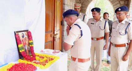 గుంటూరు: అల్లూరి సీతారామరాజు వర్ధంతి సందర్భంగా జిల్లా ఎస్పీ కార్యాలయంలో నివాళులర్పించిన పోలీసులు