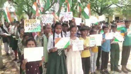 राजातालाब: वाराणसी के ग्रामीण क्षेत्र के स्कूलों में हुआ मॉक ड्रिल, ऑपरेशन सिंदूर की सफलता पर छात्रों ने निकाला विजय मार्च